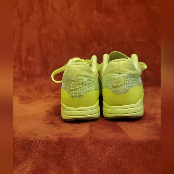NIKE LIME GREEN(NEON) SNEAKERS